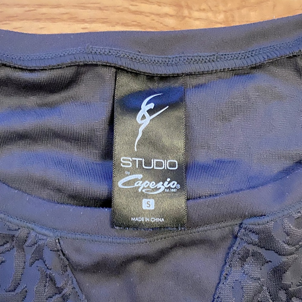 STUDIO by Capezio Women’s Florentina Crew Activewear top! Size S